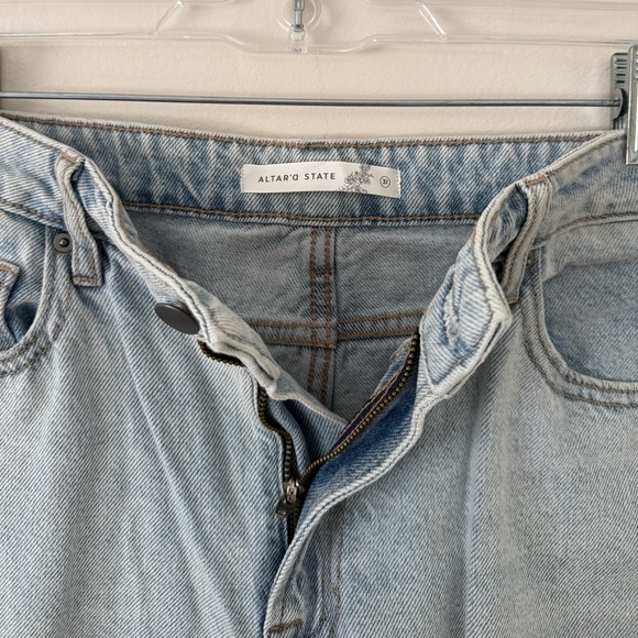 Altar'd State NWT Boyfriend Jeans Size 31 (12) Light Blue Denim Wash Distressed - Picture 2 of 10